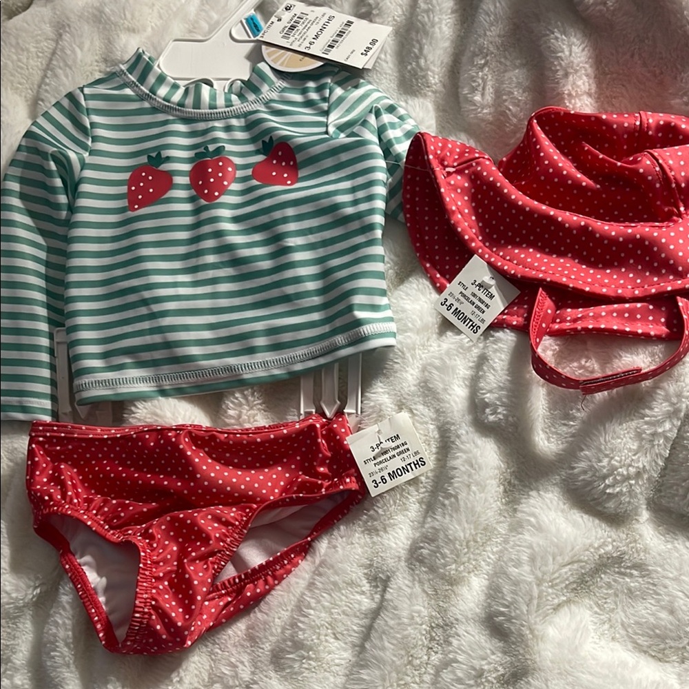 Infants Cute 3 pc NWT $48 swim suit w hat Strawberry 🍓 Design - Green/White 🍓